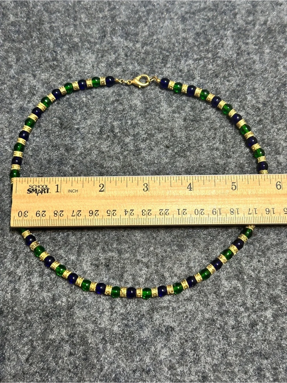 THIS IS A LADIES MURANO GLASS NECKLACE MEASURING 17” IN LENGTH, 6” WHEN WORN. I